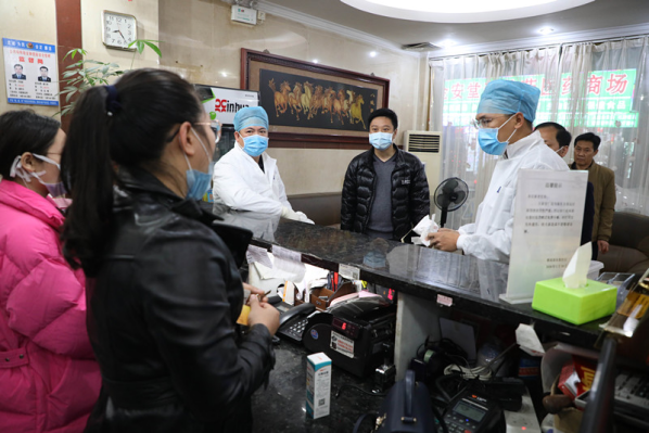 2.7羅局在陽春雅苑商務旅社指導市人民醫(yī)院進行房間消毒、連接電腦等準備接入工作_副本.jpg