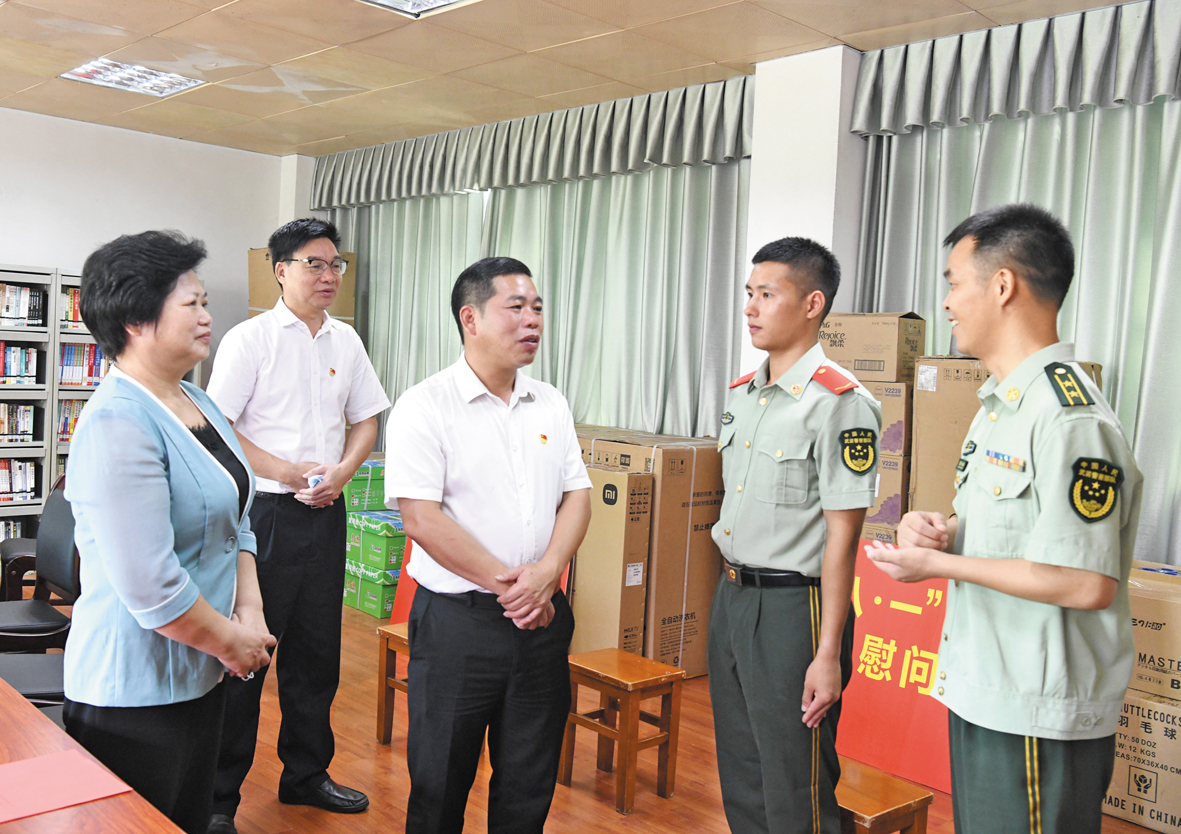 DSC_0413李謙常八一慰問.jpg