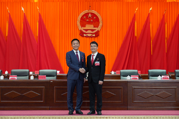 鎮黨委書記（左一）和新當選鎮長合照（右一）.png