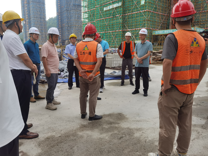 4月24日，市住建局黨組書記梁鑒和帶隊到樵順嘉寶花園項目開展建筑施工領域安全生產和消防工作督導檢查(1).jpg