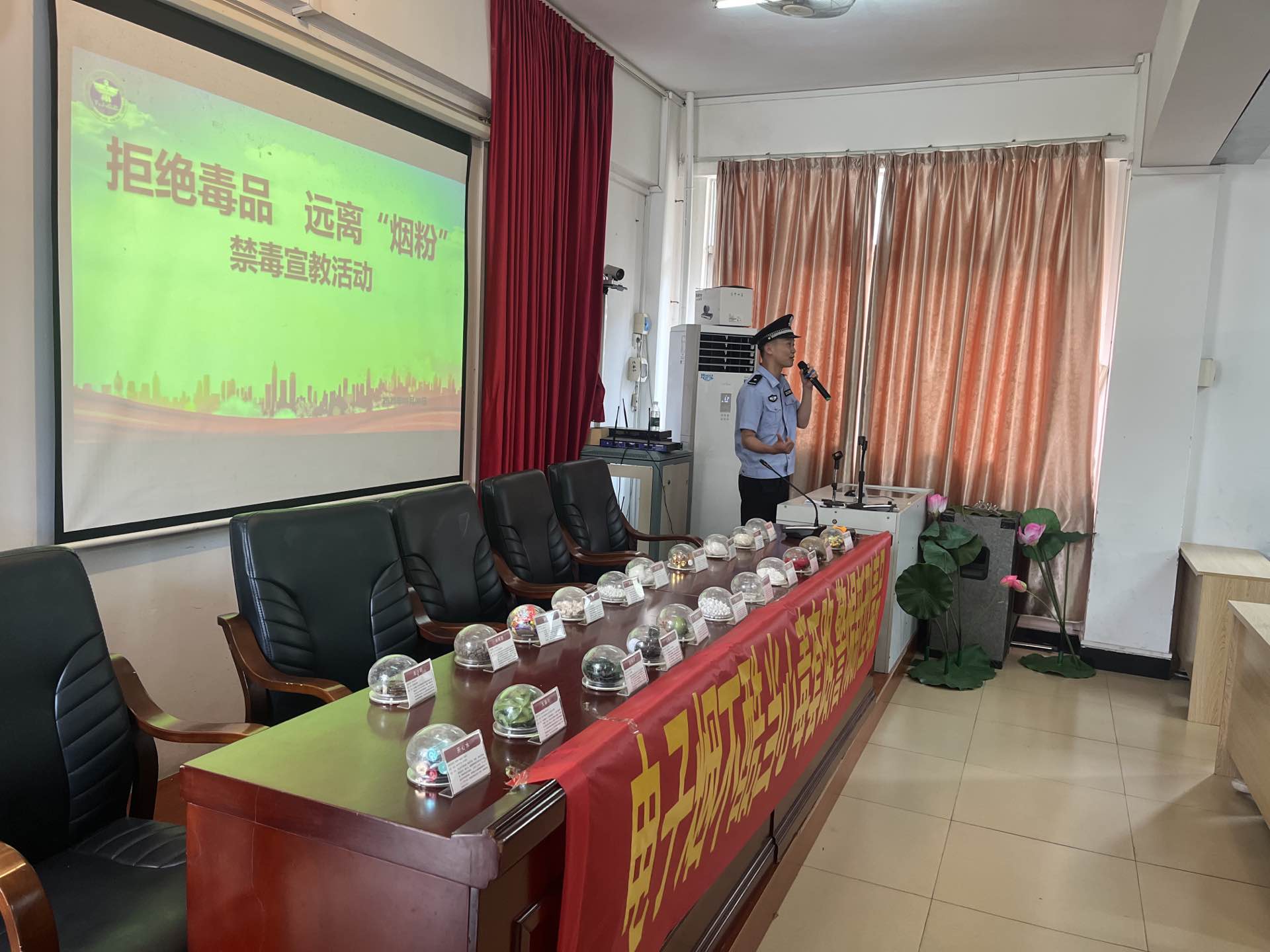 河?鎮平安法治辦聯合多部門開展禁毒宣傳進校園活動 (3).jpg