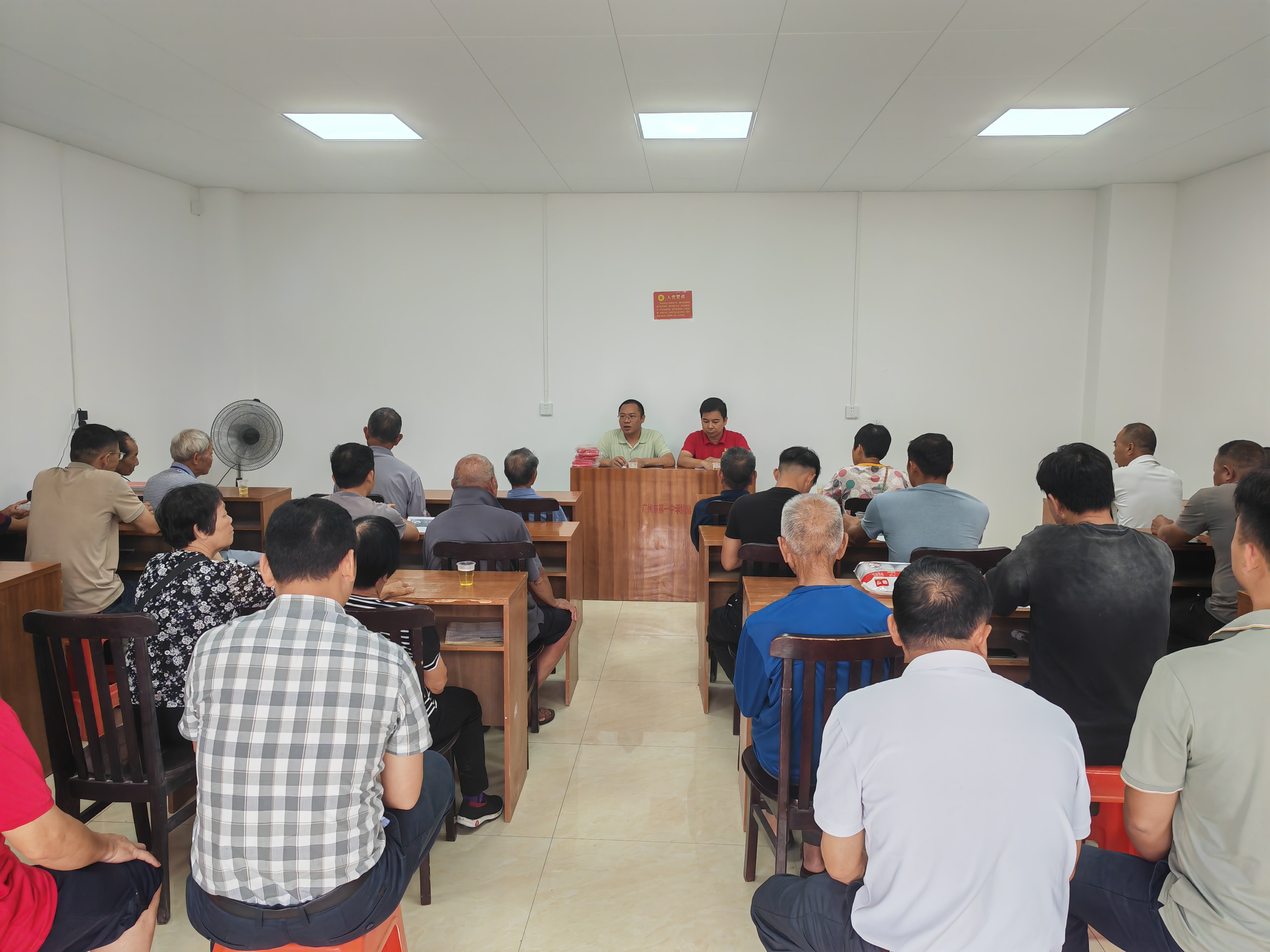 鎮黨委書記陳燁在云簾村.jpg