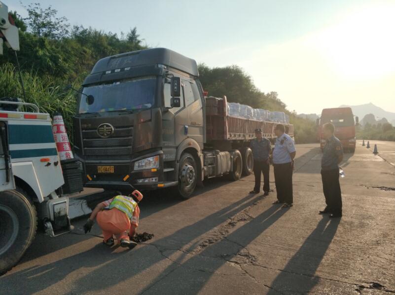 為市交通、公安交警部門(mén)聯(lián)合整治國(guó)道G325線潭水路段“百?lài)嵧酢必涇?chē)(圖1).jpg