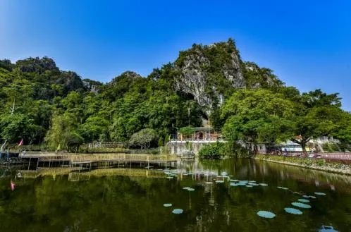 崆峒巖外景（藍軍攝）