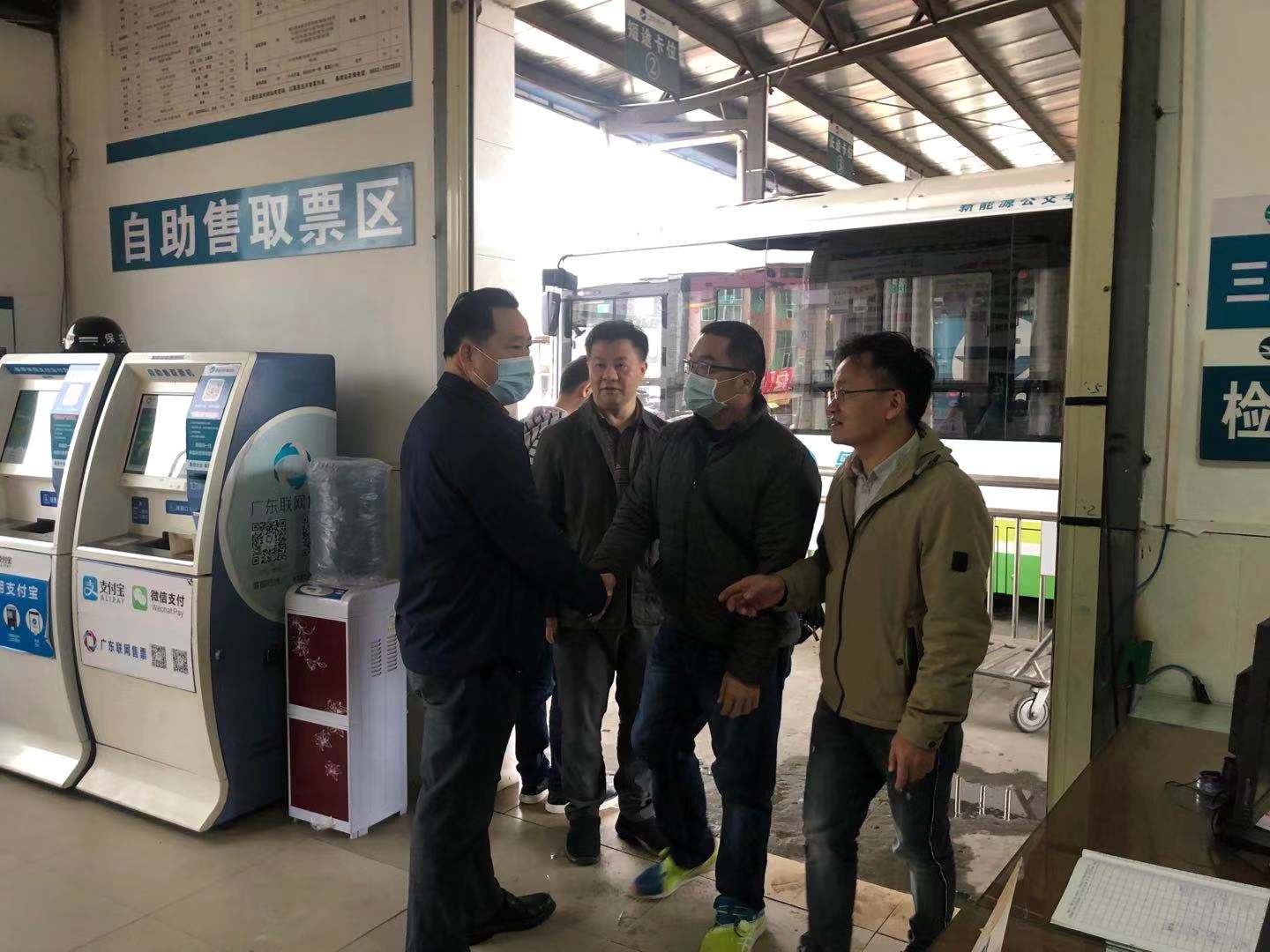 圖為市交通運(yùn)輸局張錦勇局長（左一）到春灣客運(yùn)站督促指導(dǎo)疫情防控工作.jpg