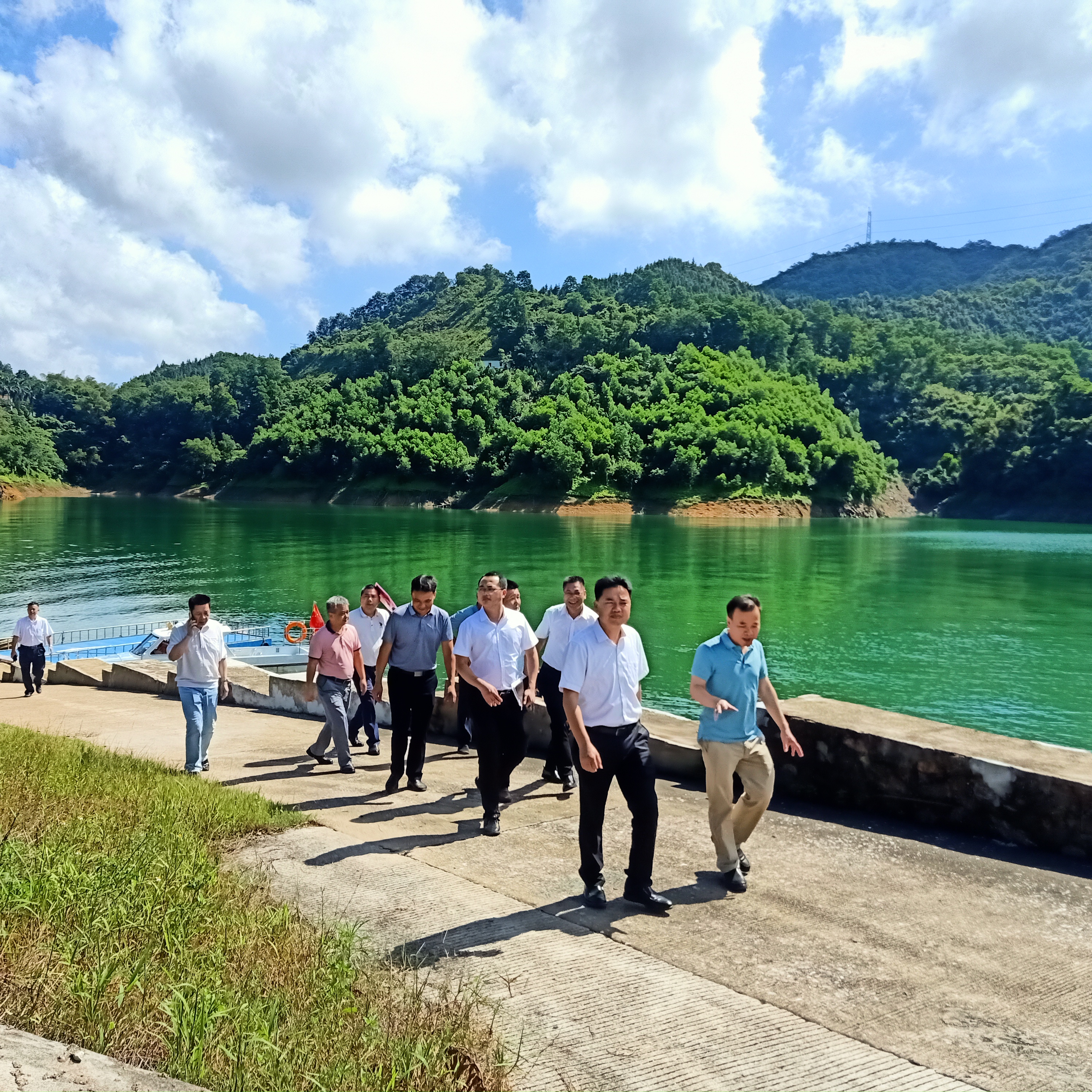 9.6圖為周開取常務副市長實地查看大河水庫水上交通情況.jpg
